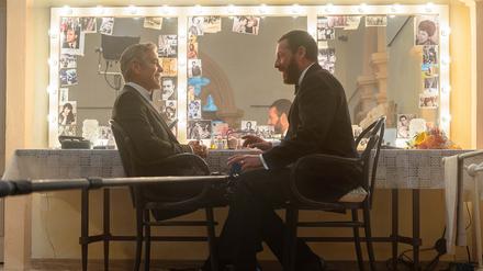 Der Star und sein Agent. Sind Jay Kelly (George Clooney) und seine rechte Hand Ron Sukenick (Adam Sandler) wirklich auf Augenhöhe?
