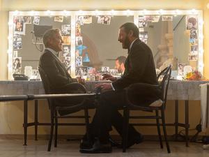 Der Star und sein Agent. Sind Jay Kelly (George Clooney) und seine rechte Hand Ron Sukenick (Adam Sandler) wirklich auf Augenhöhe?