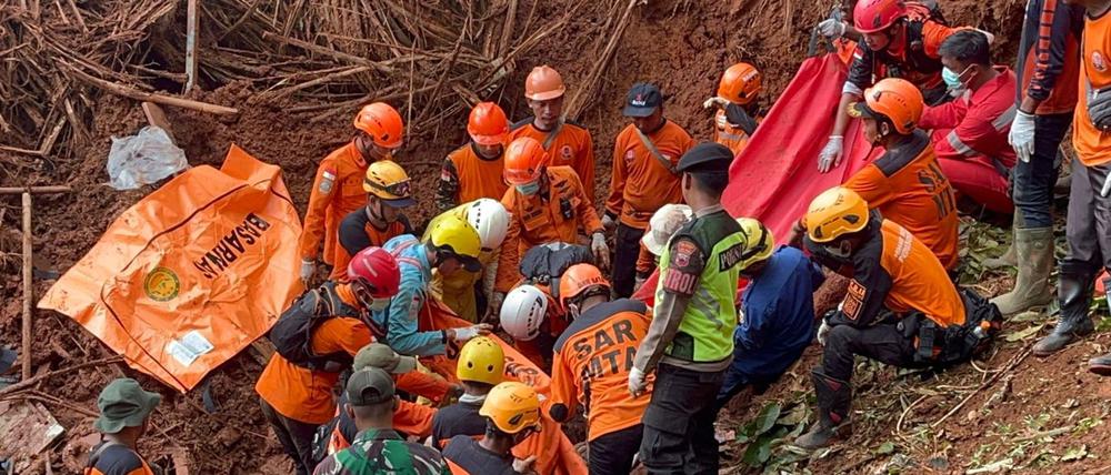 Die Behörden suchen nach Dutzenden Verschütteten.