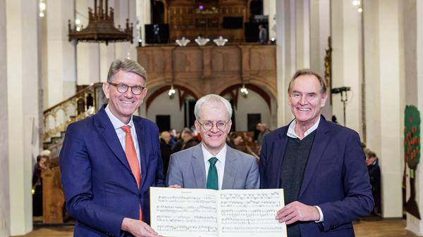 Kulturstaatsminister Wolfram Weimer, der Direktor des Bach-Archivs Peter Wollny sowie Leipzigs Bürgermeister Burkhard Jung in der Thomaskirche.