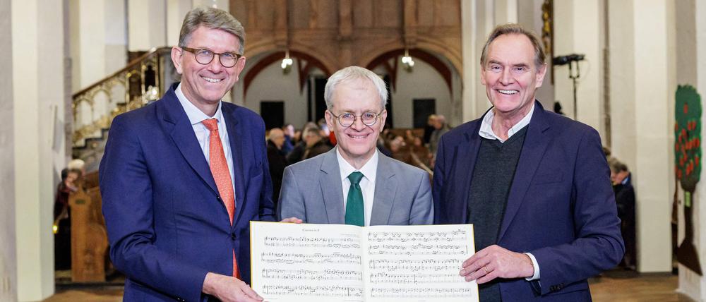 Kulturstaatsminister Wolfram Weimer, der Direktor des Bach-Archivs Peter Wollny sowie Leipzigs Bürgermeister Burkhard Jung in der Thomaskirche.