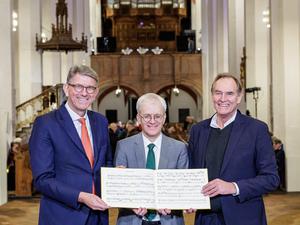 Kulturstaatsminister Wolfram Weimer, der Direktor des Bach-Archivs Peter Wollny sowie Leipzigs Bürgermeister Burkhard Jung in der Thomaskirche. 