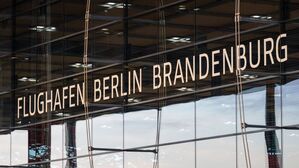 ARCHIV - 24.07.2025, Brandenburg, Schönefeld: Der Schriftzug "Flughafen Berlin Brandenburg" ist an der Fassade des Airports BER zu lesen. (zu dpa: «Schallschutzprogramm des BER läuft ab») Foto: Soeren Stache/dpa +++ dpa-Bildfunk +++