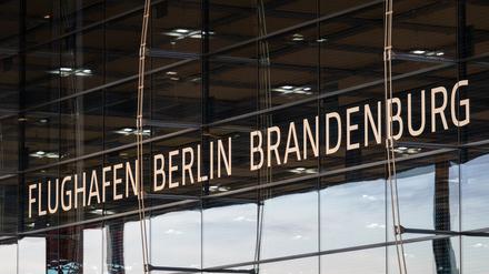 ARCHIV - 24.07.2025, Brandenburg, Schönefeld: Der Schriftzug "Flughafen Berlin Brandenburg" ist an der Fassade des Airports BER zu lesen. (zu dpa: «Schallschutzprogramm des BER läuft ab») Foto: Soeren Stache/dpa +++ dpa-Bildfunk +++