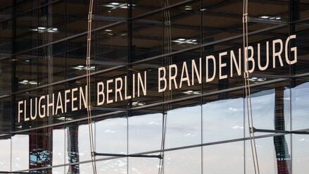 ARCHIV - 24.07.2025, Brandenburg, Schönefeld: Der Schriftzug "Flughafen Berlin Brandenburg" ist an der Fassade des Airports BER zu lesen. (zu dpa: «Schallschutzprogramm des BER läuft ab») Foto: Soeren Stache/dpa +++ dpa-Bildfunk +++