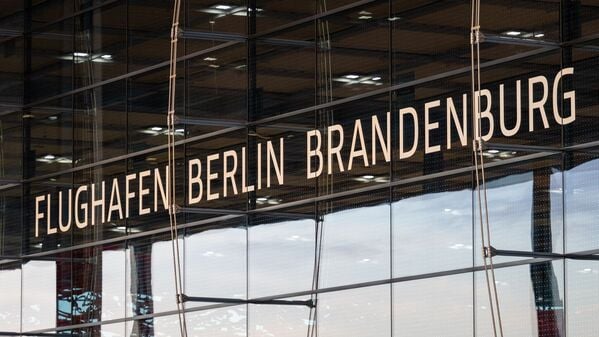 ARCHIV - 24.07.2025, Brandenburg, Schönefeld: Der Schriftzug "Flughafen Berlin Brandenburg" ist an der Fassade des Airports BER zu lesen. (zu dpa: «Schallschutzprogramm des BER läuft ab») Foto: Soeren Stache/dpa +++ dpa-Bildfunk +++