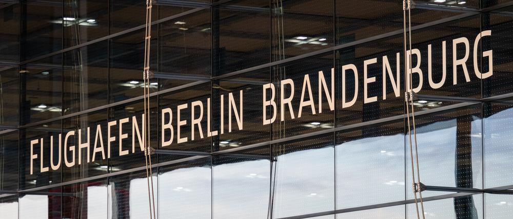 ARCHIV - 24.07.2025, Brandenburg, Schönefeld: Der Schriftzug "Flughafen Berlin Brandenburg" ist an der Fassade des Airports BER zu lesen. (zu dpa: «Schallschutzprogramm des BER läuft ab») Foto: Soeren Stache/dpa +++ dpa-Bildfunk +++