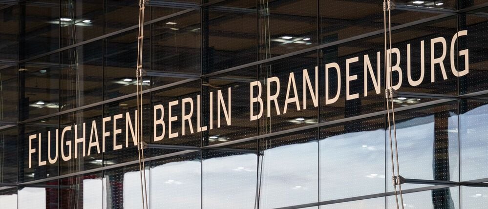 ARCHIV - 24.07.2025, Brandenburg, Schönefeld: Der Schriftzug "Flughafen Berlin Brandenburg" ist an der Fassade des Airports BER zu lesen. (zu dpa: «Schallschutzprogramm des BER läuft ab») Foto: Soeren Stache/dpa +++ dpa-Bildfunk +++