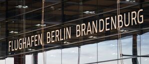 ARCHIV - 24.07.2025, Brandenburg, Schönefeld: Der Schriftzug "Flughafen Berlin Brandenburg" ist an der Fassade des Airports BER zu lesen. (zu dpa: «Schallschutzprogramm des BER läuft ab») Foto: Soeren Stache/dpa +++ dpa-Bildfunk +++