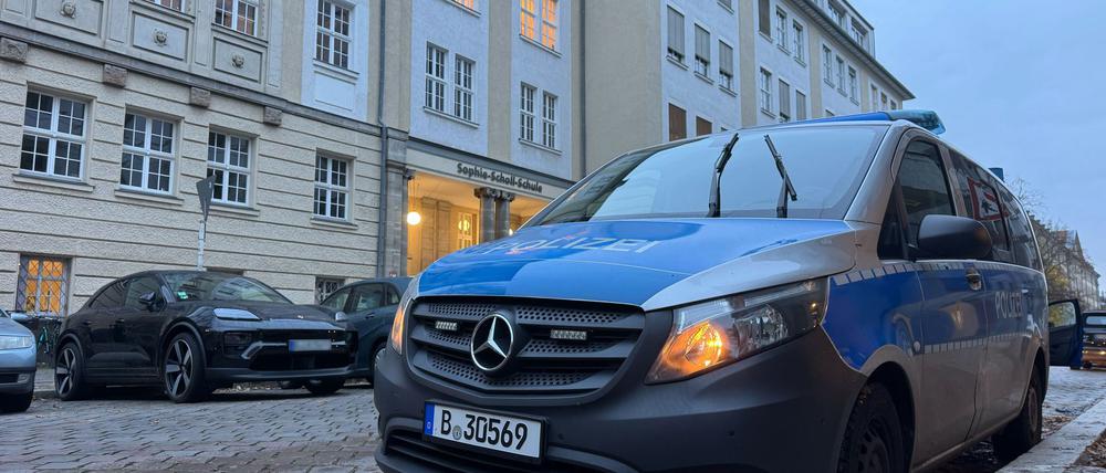 Die Berliner Polizei ermittelt wegen der falschen Terrorwarnung gegen Schulen weiter.