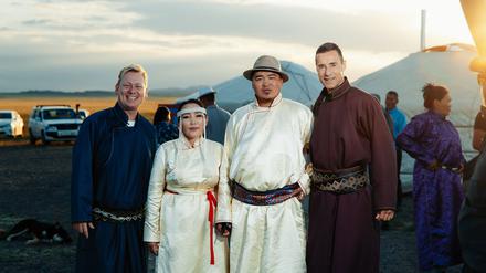 Dolgormaa und Otgonbayar heiraten in der Wüste Gobi.