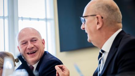 Ziemlich beste Freunde, Kai Wegner (CDU, l), Regierender Bürgermeister von Berlin, und Dietmar Woidke (SPD), Ministerpräsident von Brandenburg. 