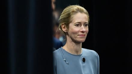 Die Vizepräsidentin der Europäischen Kommission, Kaja Kallas, kommt am 12. November 2025 während des G7-Außenministertreffens zum Familienfoto.  