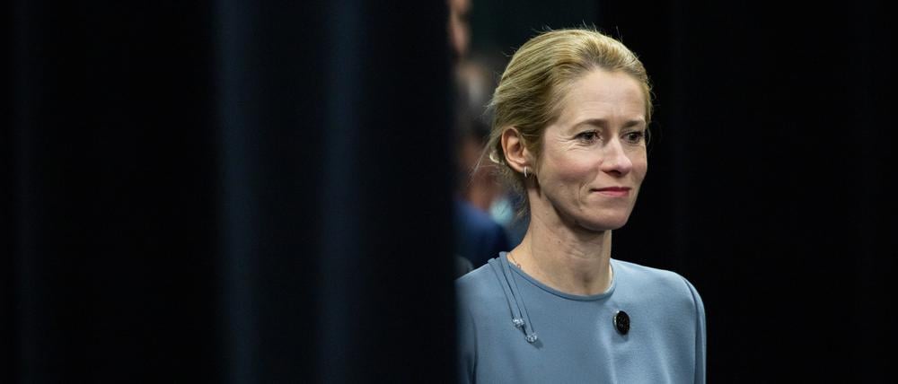 Die Vizepräsidentin der Europäischen Kommission, Kaja Kallas, kommt am 12. November 2025 während des G7-Außenministertreffens zum Familienfoto.