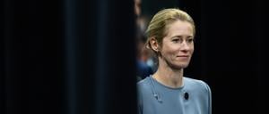 Die Vizepräsidentin der Europäischen Kommission, Kaja Kallas, kommt am 12. November 2025 während des G7-Außenministertreffens zum Familienfoto.  