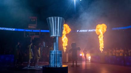 Der BBL-Pokal bei einer Präsentation vor einem Spiel in der Saison 2019/2020.