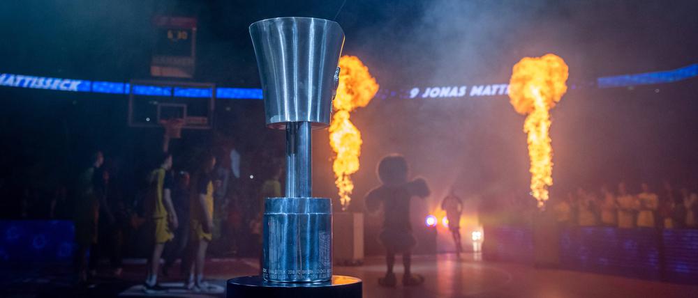 Der BBL-Pokal bei einer Präsentation vor einem Spiel in der Saison 2019/2020.