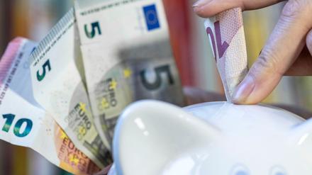 Vielen Menschen halten Sparen zurzeit für ratsam.