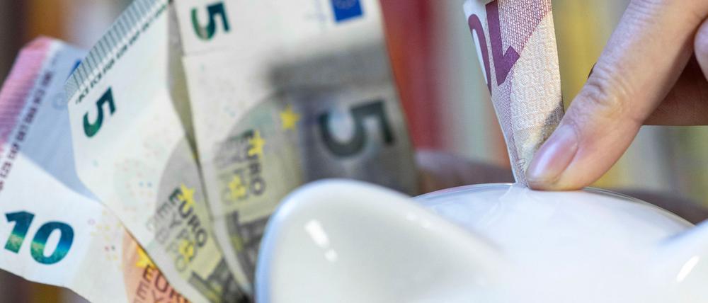 Vielen Menschen halten Sparen zurzeit für ratsam.