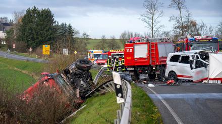Der schwere Verkehrsunfall mit vier Todesopfern ereignete sich auf der Bundesstraße 51 bei Welschbillig in Rheinland-Pfalz.