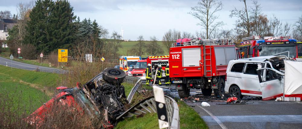 Der schwere Verkehrsunfall mit vier Todesopfern ereignete sich auf der Bundesstraße 51 bei Welschbillig in Rheinland-Pfalz.