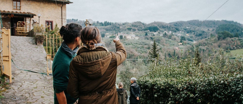 Spaziergang übers eigene Gehöft. Keiner der Anwesenden ist hier aufgewachsen.