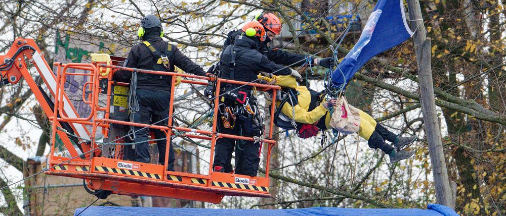 Polizisten gehen gegen einen Aktivisten vor, der im sogenannten Sündenwäldchen am Rande des Tagebaus Hambach im Hambacher Forst in einem Baum hängt.