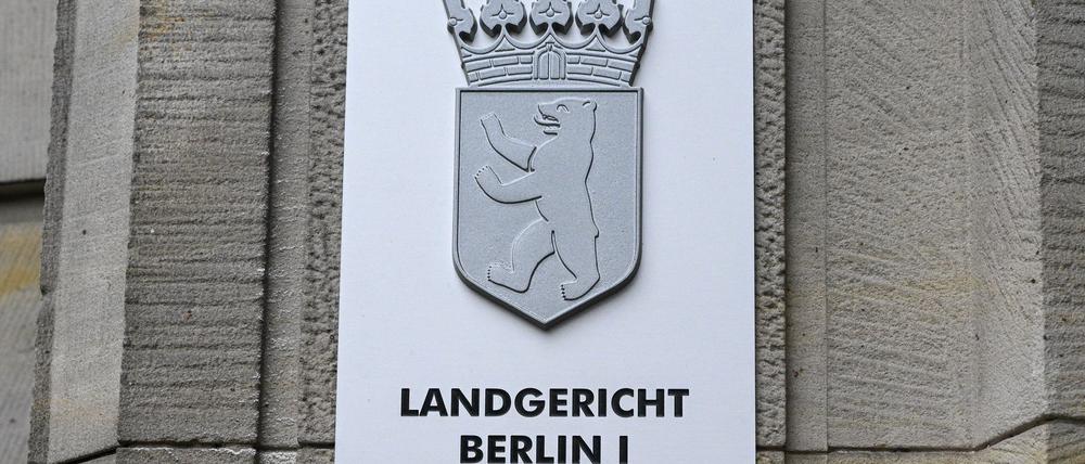 Ein 40-Jähriger, der vor einem Supermarkt in Berlin-Lichtenberg einen 66-jährigen Passanten mit einem Messer lebensgefährlich verletzt haben soll, steht unter anderem wegen versuchten Mordes vor Gericht. (Foto Illustration)