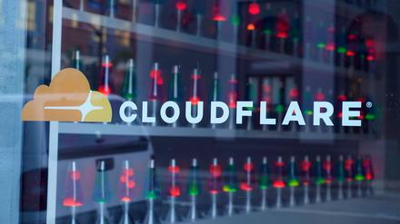 Lavalampen sind durch ein Lobbyfenster in der Zentrale des Hosting-Anbieters Cloudflare zu sehen. 