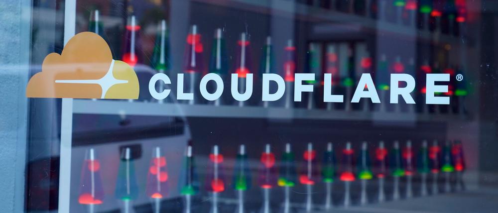 Lavalampen sind durch ein Lobbyfenster in der Zentrale des Hosting-Anbieters Cloudflare zu sehen. 