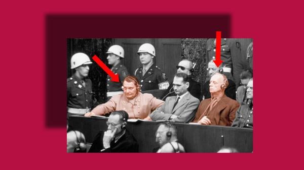 Auf der Anklagebank: Hermann Göring und Joachim von Ribbentrop. Zwischen ihnen sitzt Rudolf Hess. 