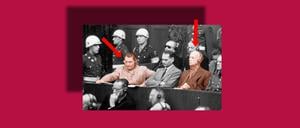 Auf der Anklagebank: Hermann Göring und Joachim von Ribbentrop. Zwischen ihnen sitzt Rudolf Hess. 