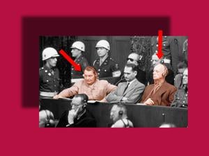 Auf der Anklagebank: Hermann Göring und Joachim von Ribbentrop. Zwischen ihnen sitzt Rudolf Hess. 