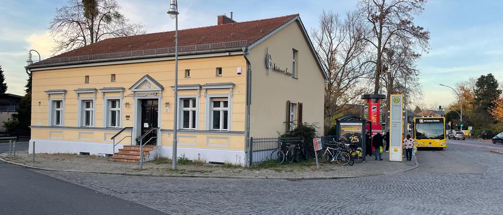 Das Haus des Kladower Forums am BVG-Knoten in Kladow.