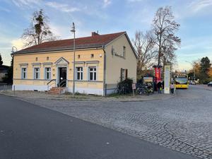 Das Haus des Kladower Forums am BVG-Knoten in Kladow.