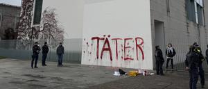 Aktivisten protestieren am 18.11.2025 gegen deutsche Rüstungspolitik, indem sie das Wort ‘Täter’ und rote Handabdrücke an der Wand des Kanzleramts hinterlassen 