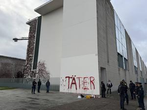 Aktivisten protestieren am 18.11.2025 gegen deutsche Rüstungspolitik, indem sie das Wort ‘Täter’ und rote Handabdrücke an der Wand des Kanzleramts hinterlassen