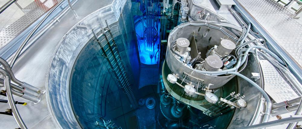 HANDOUT - 04.12.2019, Berlin: (undatierte Aufnahme) Blick in die Leitwarte des Forschungsreaktors BER II. Am 11. Dezember läutet Berlin das Ende seines Atomzeitalters ein. Wissenschaftler des Helmholtz-Zentrums wollen dann ihren Forschungsreaktor in Wannsee endgültig abschalten. (zu "Strahlendes Erbe - Berlins Forschungsreaktor wird Geschichte") Foto: Bernhard Ludewig/HZB/dpa - ACHTUNG: Nur zur redaktionellen Verwendung im Zusammenhang mit der aktuellen Berichterstattung und nur mit vollständiger Nennung des vorstehenden Credits +++ dpa-Bildfunk +++