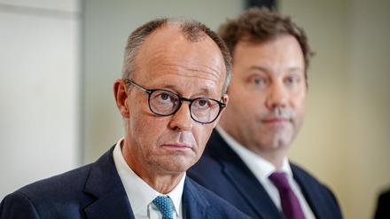 Bundeskanzler Friedrich Merz (l, CDU), und Lars Klingbeil (SPD), Bundesminister der Finanzen, Vizekanzler und SPD-Bundesvorsitzender, geben am Rande des Koalitionsausschusses eine Pressekonferenz. 