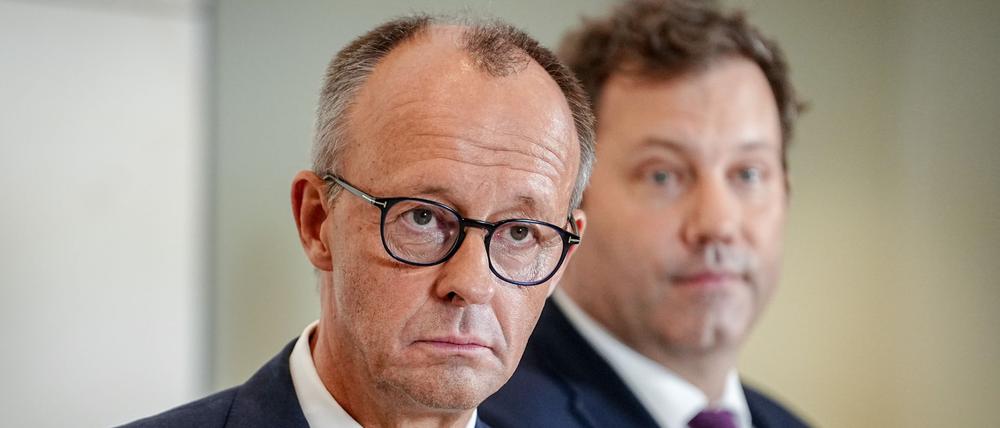 Bundeskanzler Friedrich Merz (l, CDU), und Lars Klingbeil (SPD), Bundesminister der Finanzen, Vizekanzler und SPD-Bundesvorsitzender, geben am Rande des Koalitionsausschusses eine Pressekonferenz. 