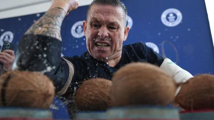 Gaude knackte seinen eigenen Rekord von 83 Kokosnüssen.