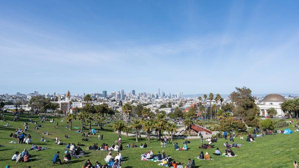 Der Dolores Park im Mission-District von San Francisco bietet einen schönen Blick auf die Skyline der Stadt.