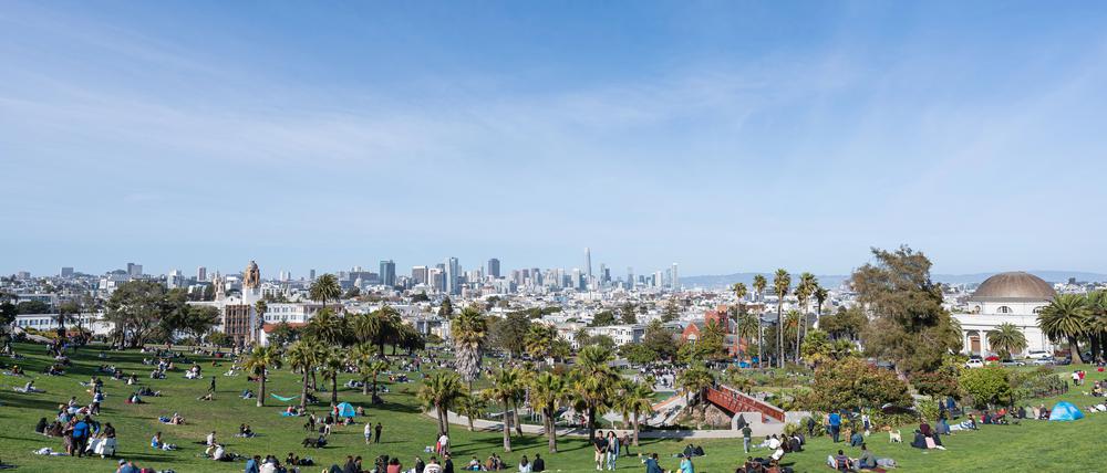 Der Dolores Park im Mission-District von San Francisco bietet einen schönen Blick auf die Skyline der Stadt.