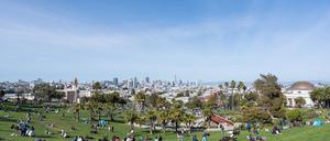 Der Dolores Park im Mission-District von San Francisco bietet einen schönen Blick auf die Skyline der Stadt.