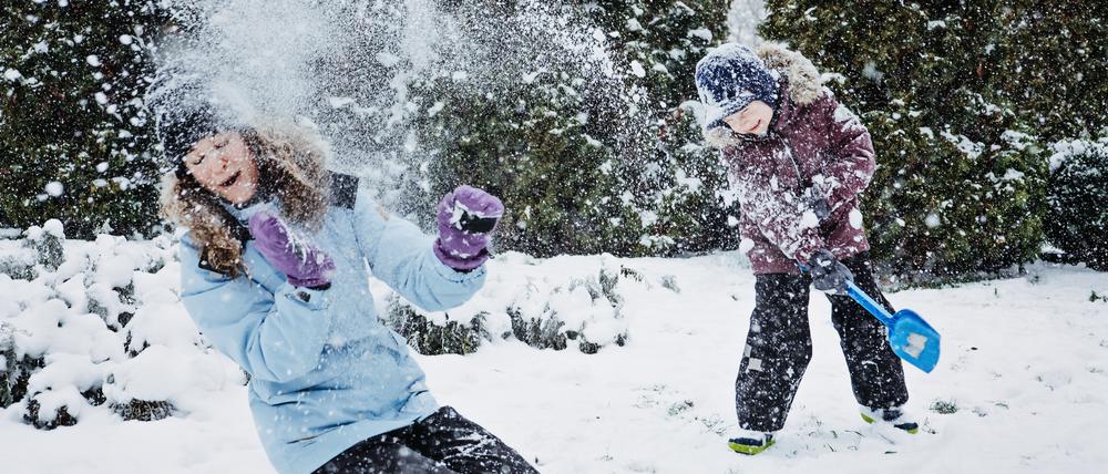 Ein Schneewirbel der anderen Art: ein Junge bewirft seine Mutter mit Schnee.