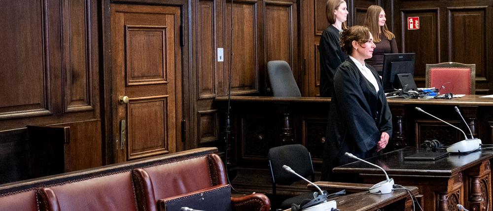 Die Verteidigerin steht zunächst ohne ihre Mandantin im Gerichtsaal. Die wahrscheinlich psychisch kranke Beschuldigte wird erst hereingeführt, nachdem die Fotografen gegangen sind.