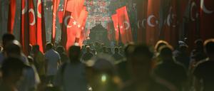 ARCHIV - 28.10.2023, Türkei, Istanbul: Die Einkaufsstraße Istiklal in Istanbul (zu dpa: «Auch Vater von deutscher Familie stirbt in Istanbul») 