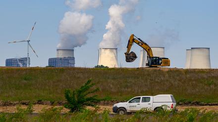 Die Kühltürme vom Braunkohlekraftwerk Jänschwalde ragen hinter dem ehemaligen Braunkohletagebau Jänschwalde der Lausitz Energie Bergbau AG (LEAG) in den Himmel (Symbolbild).