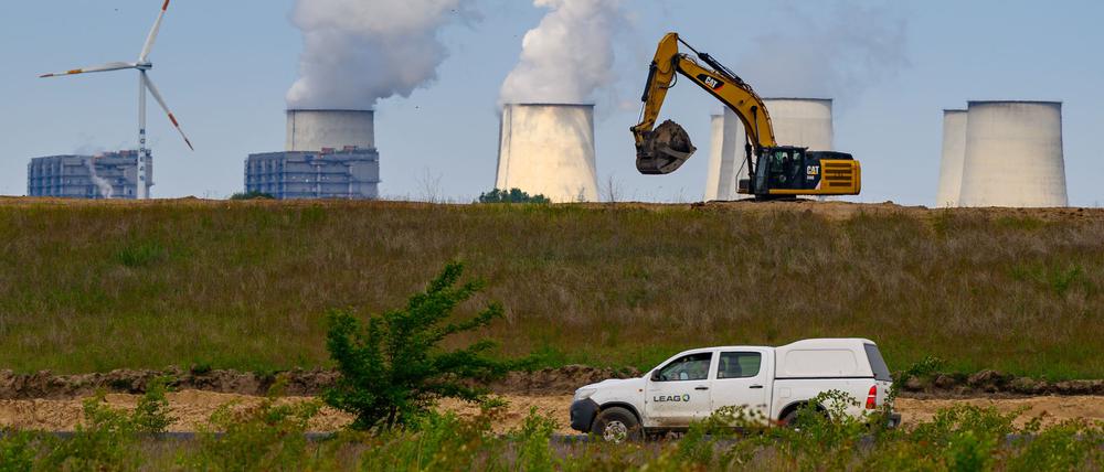 Die Kühltürme vom Braunkohlekraftwerk Jänschwalde ragen hinter dem ehemaligen Braunkohletagebau Jänschwalde der Lausitz Energie Bergbau AG (LEAG) in den Himmel (Symbolbild).