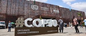 Besucher gehen vor dem Haupteingang der COP30 neben einem großen COP30-Schild auf der UN-Klimakonferenz entlang.